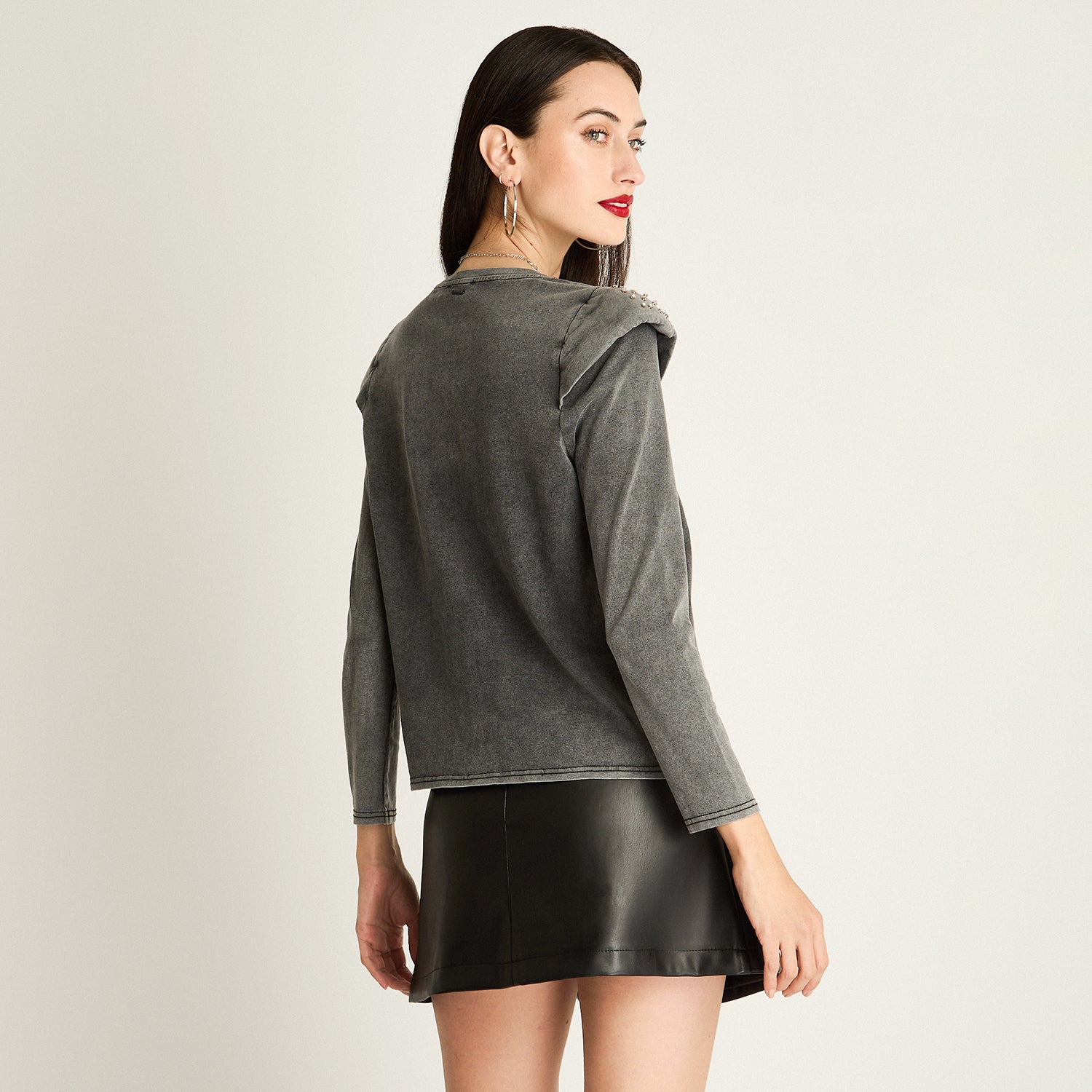 Polera Con Hombreras Y Straps Gris