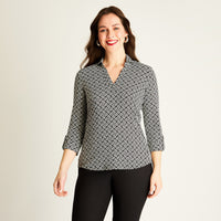 Polera Negra con Estampado Geométrico