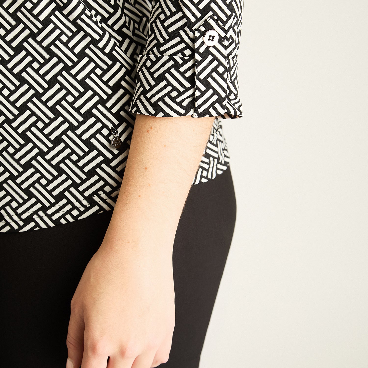 Polera Negra con Estampado Geométrico