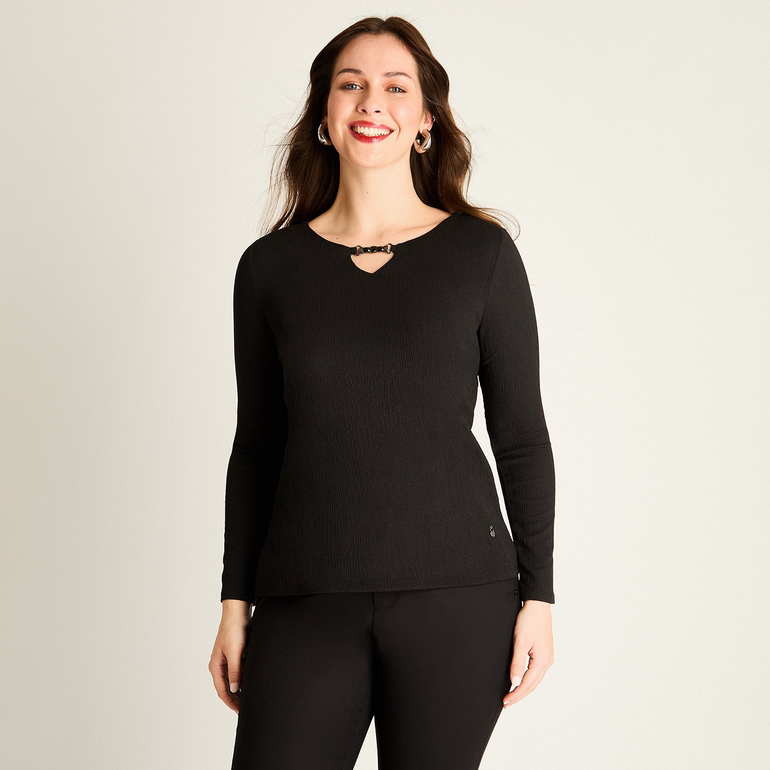 Polera Negra con Detalle en Escote