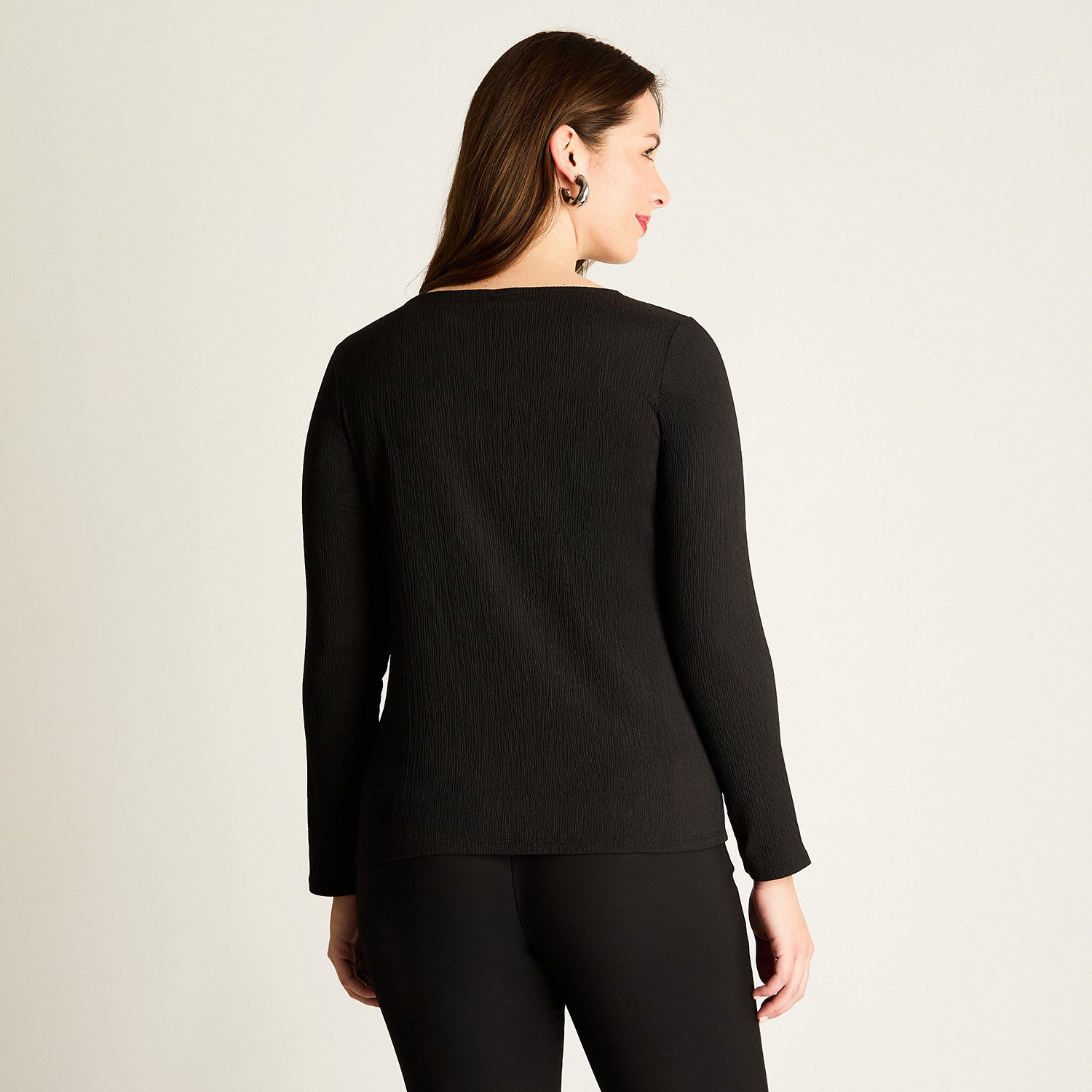 Polera Negra con Detalle en Escote