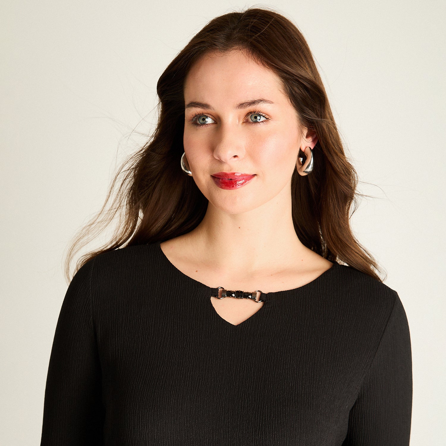 Polera Negra con Detalle en Escote