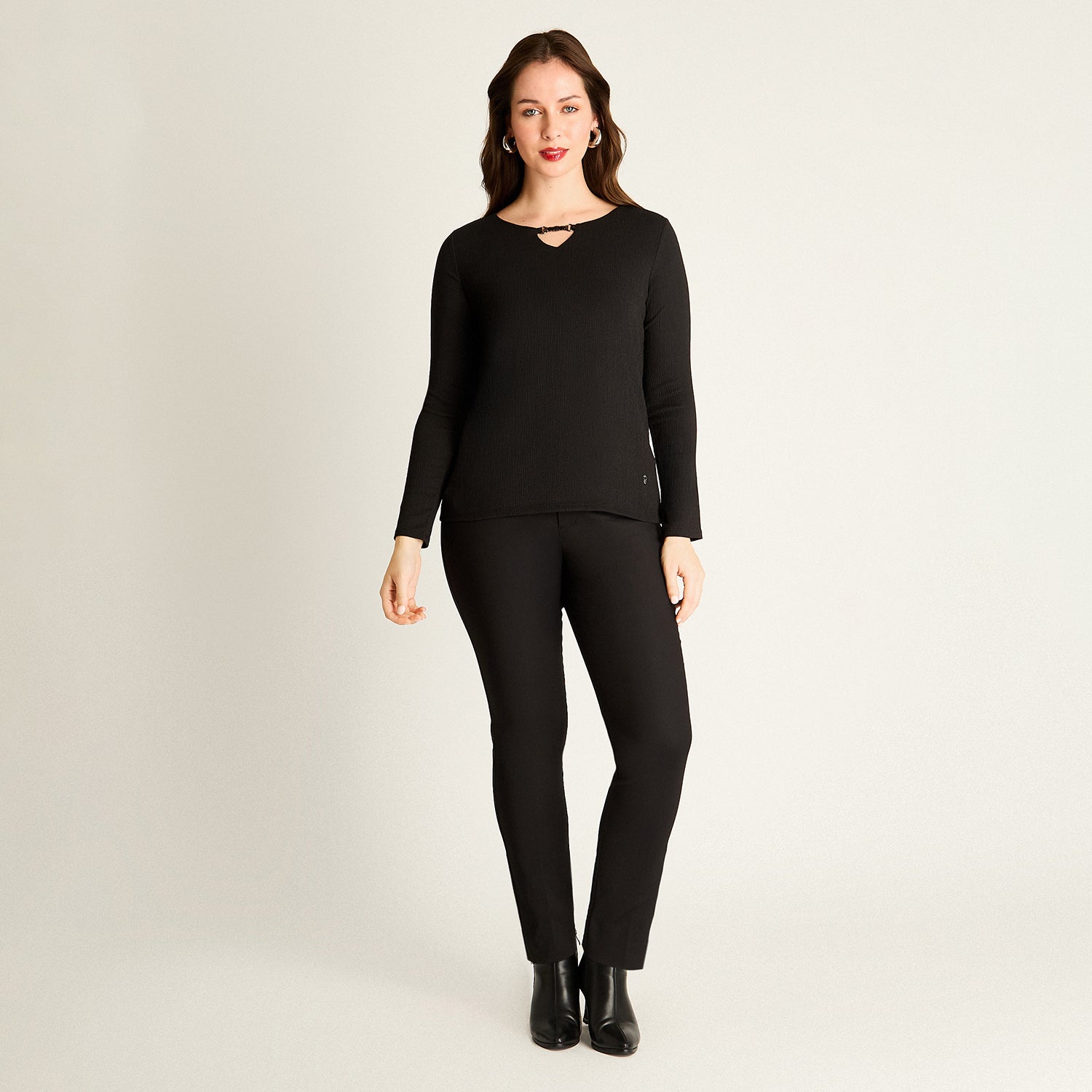 Polera Negra con Detalle en Escote