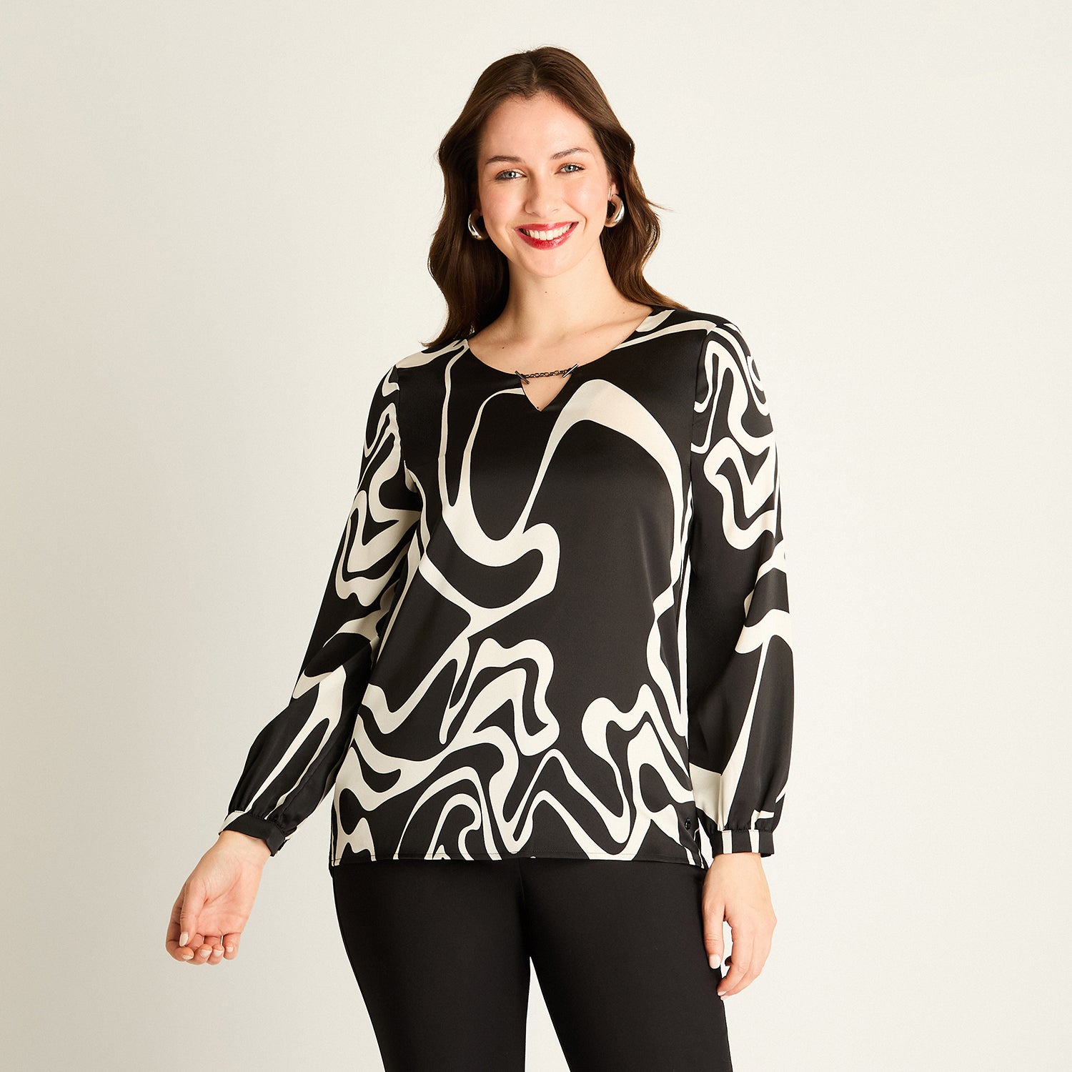 Polera Negra con Estampado Abstracto