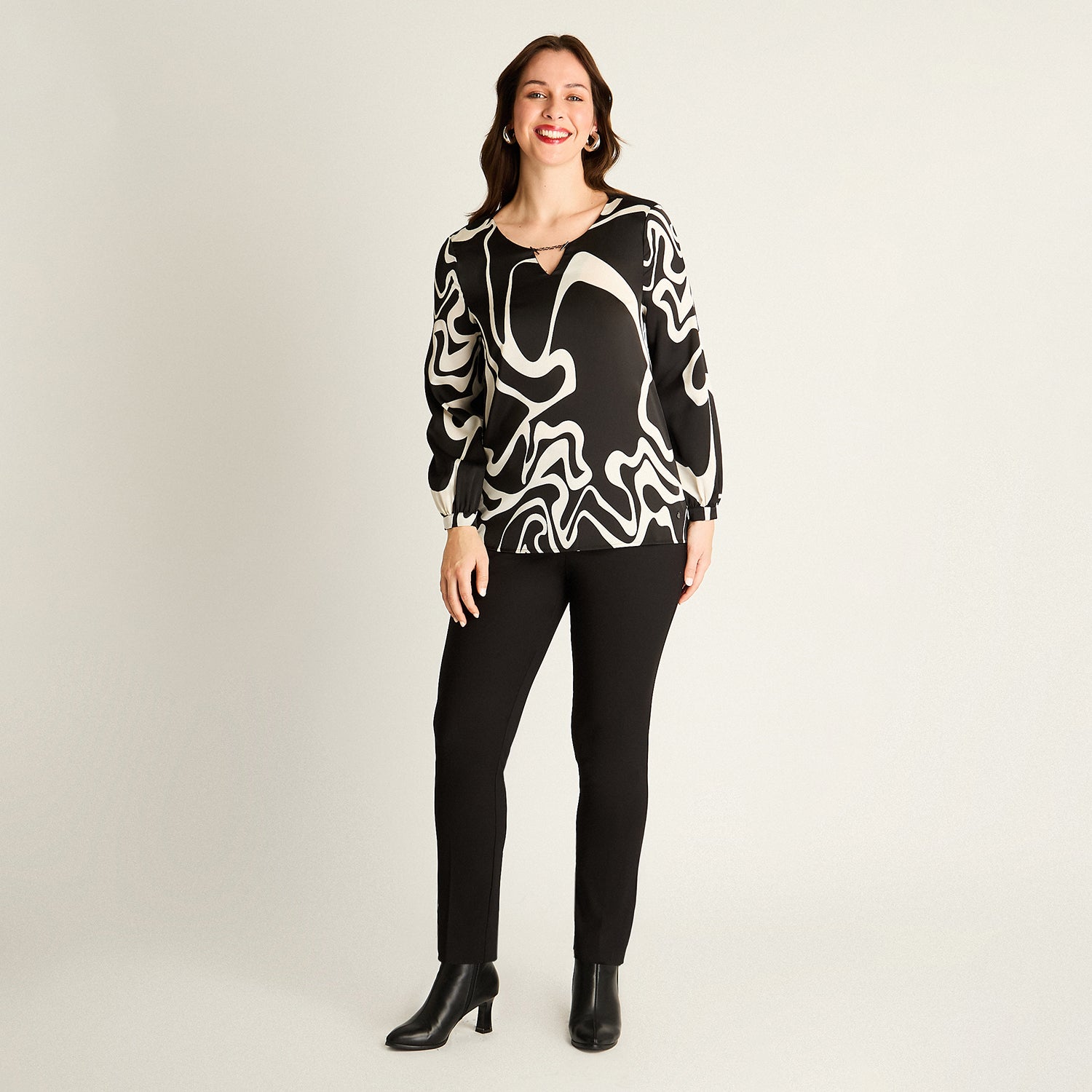 Polera Negra con Estampado Abstracto