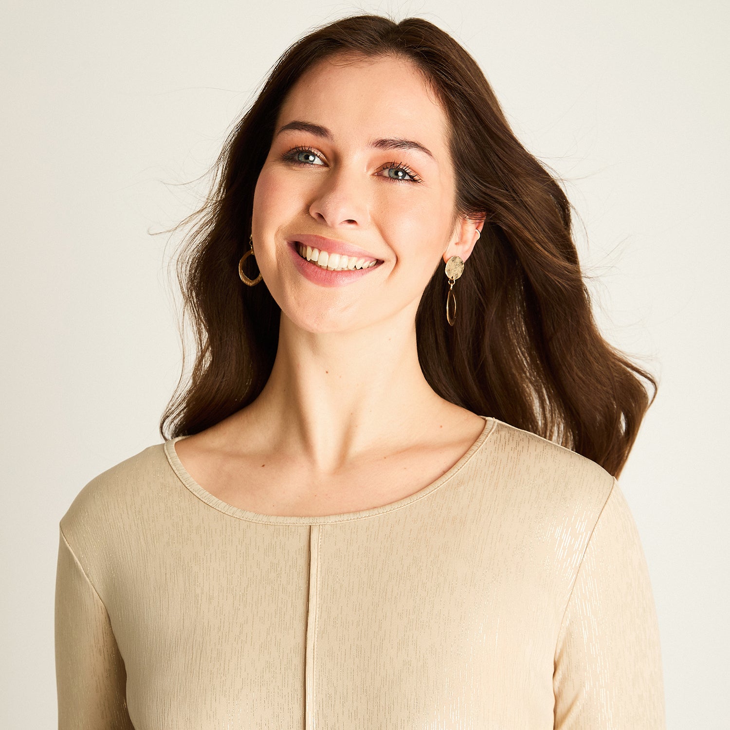 Polera Beige Manga Larga con Costura Frontal