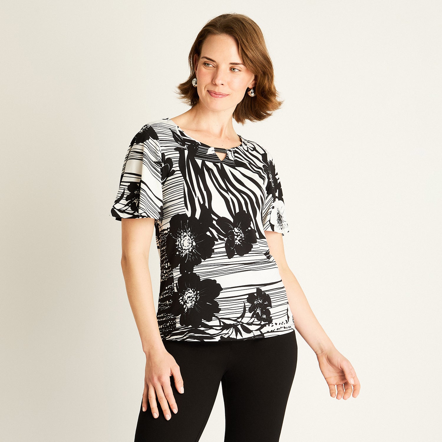 Polera Negra Estampada Manga Corta