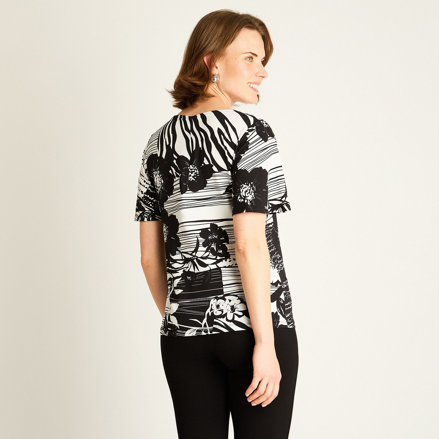 Polera Negra Estampada Manga Corta