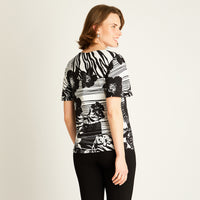 Polera Negra Estampada Manga Corta