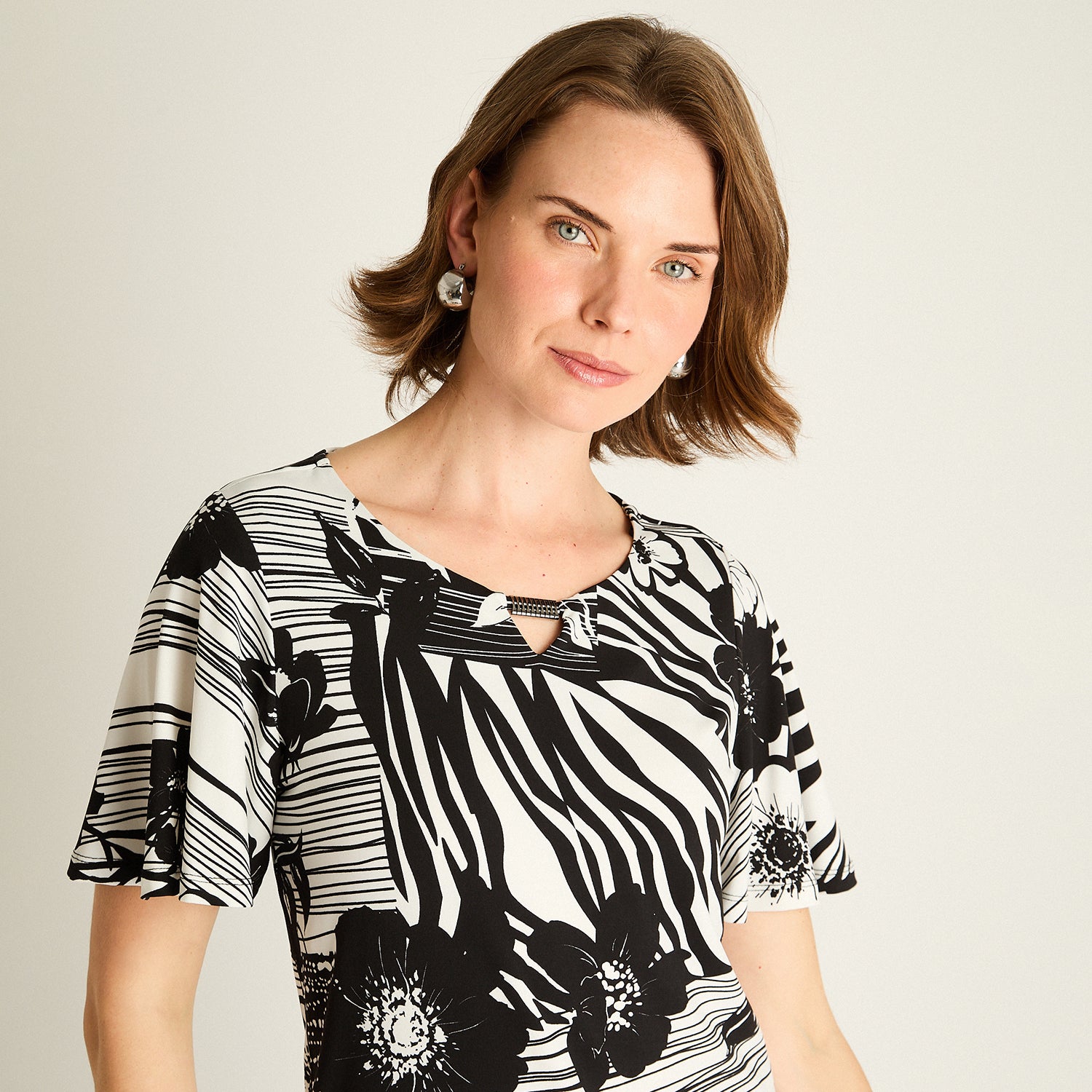 Polera Negra Estampada Manga Corta