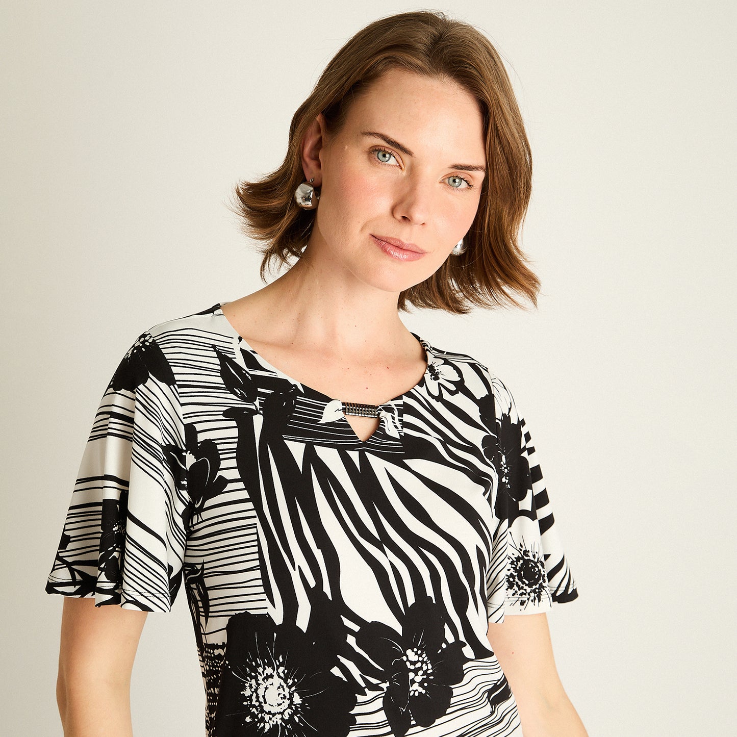 Polera Negra Estampada Manga Corta