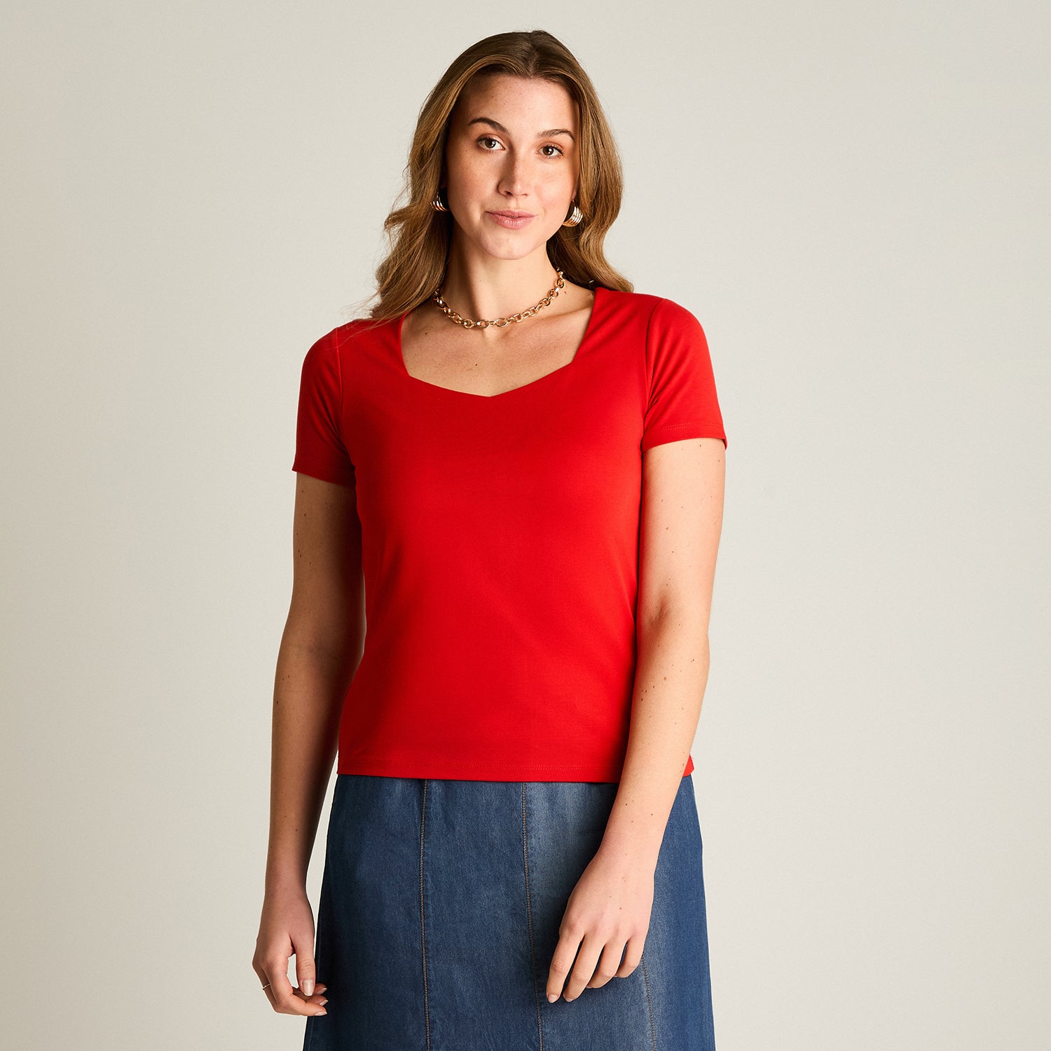 Polera Roja Escote Cuadrado y Calce Cómodo