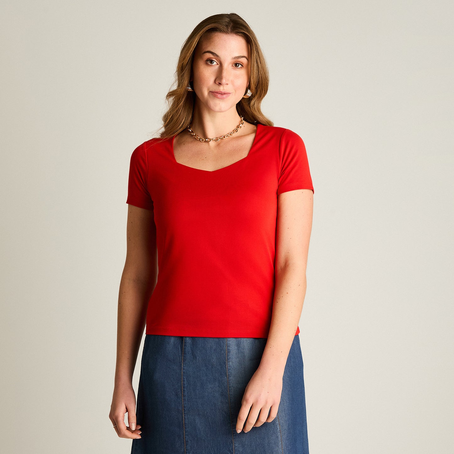 Polera Roja Escote Cuadrado y Calce Cómodo
