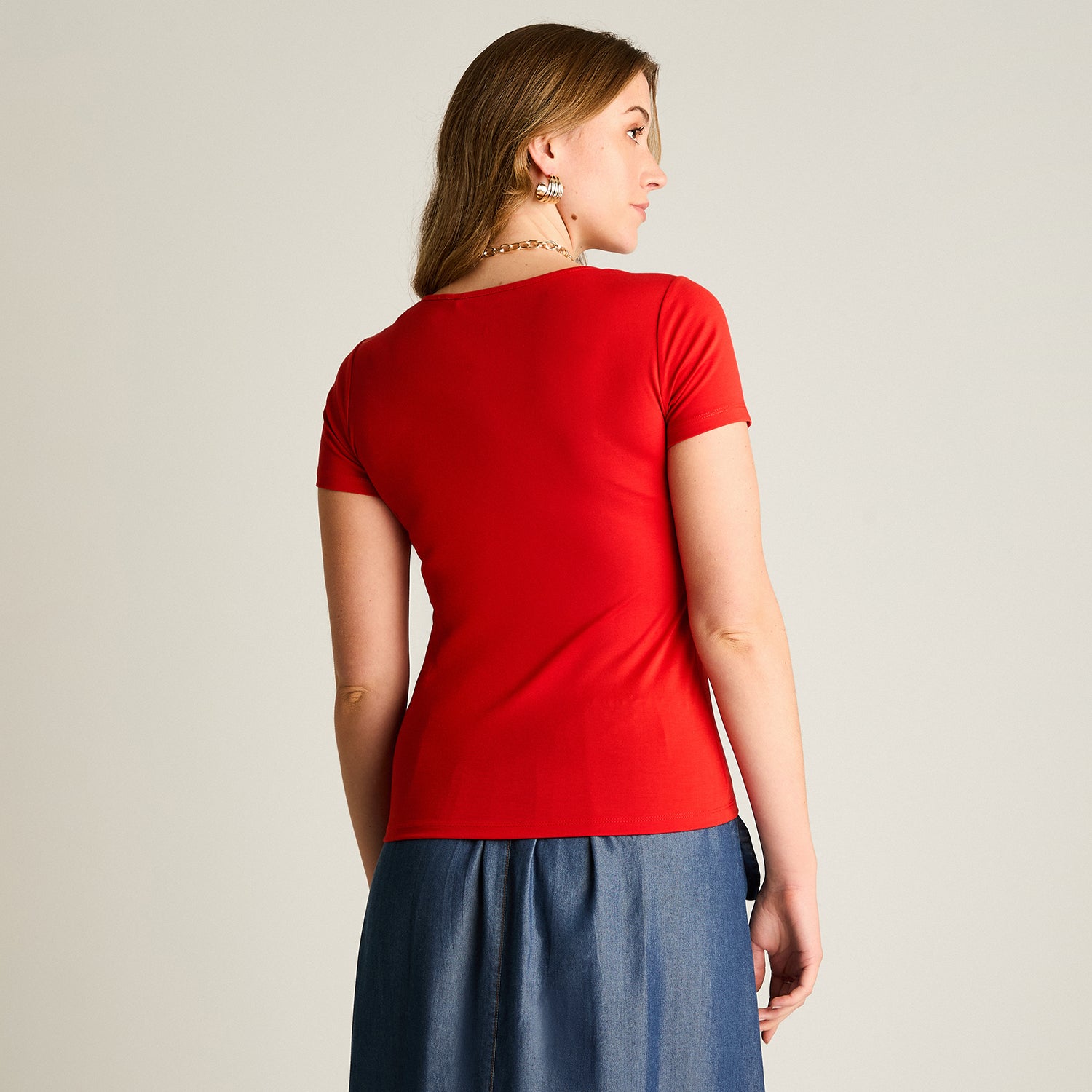 Polera Roja Escote Cuadrado y Calce Cómodo