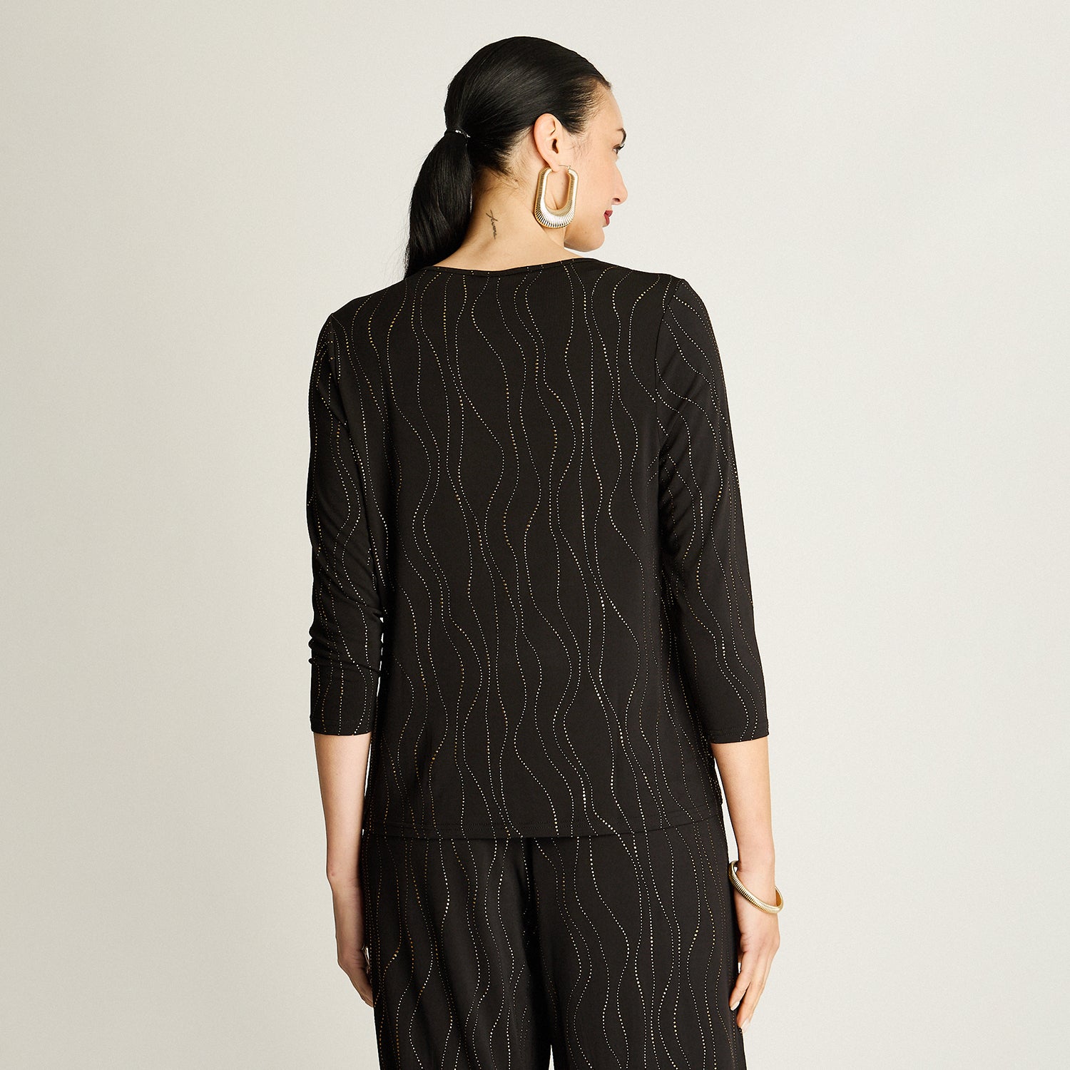 Polera Negra con Diseño Ondulado