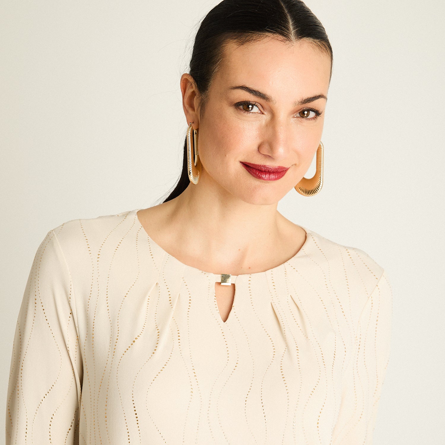 Polera Beige con Brillo Ondulado