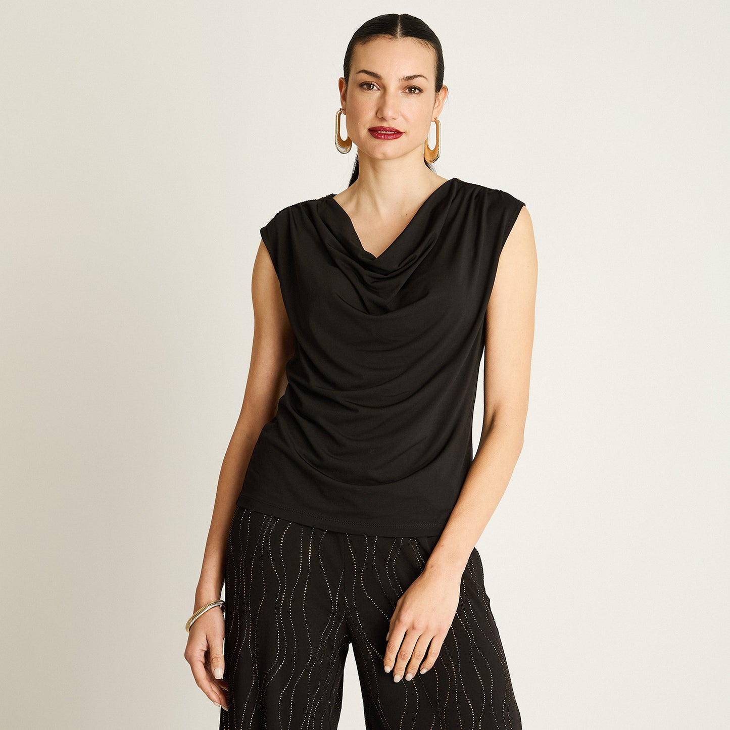 Polera Negra con Drapeado y Detalle de Brillos