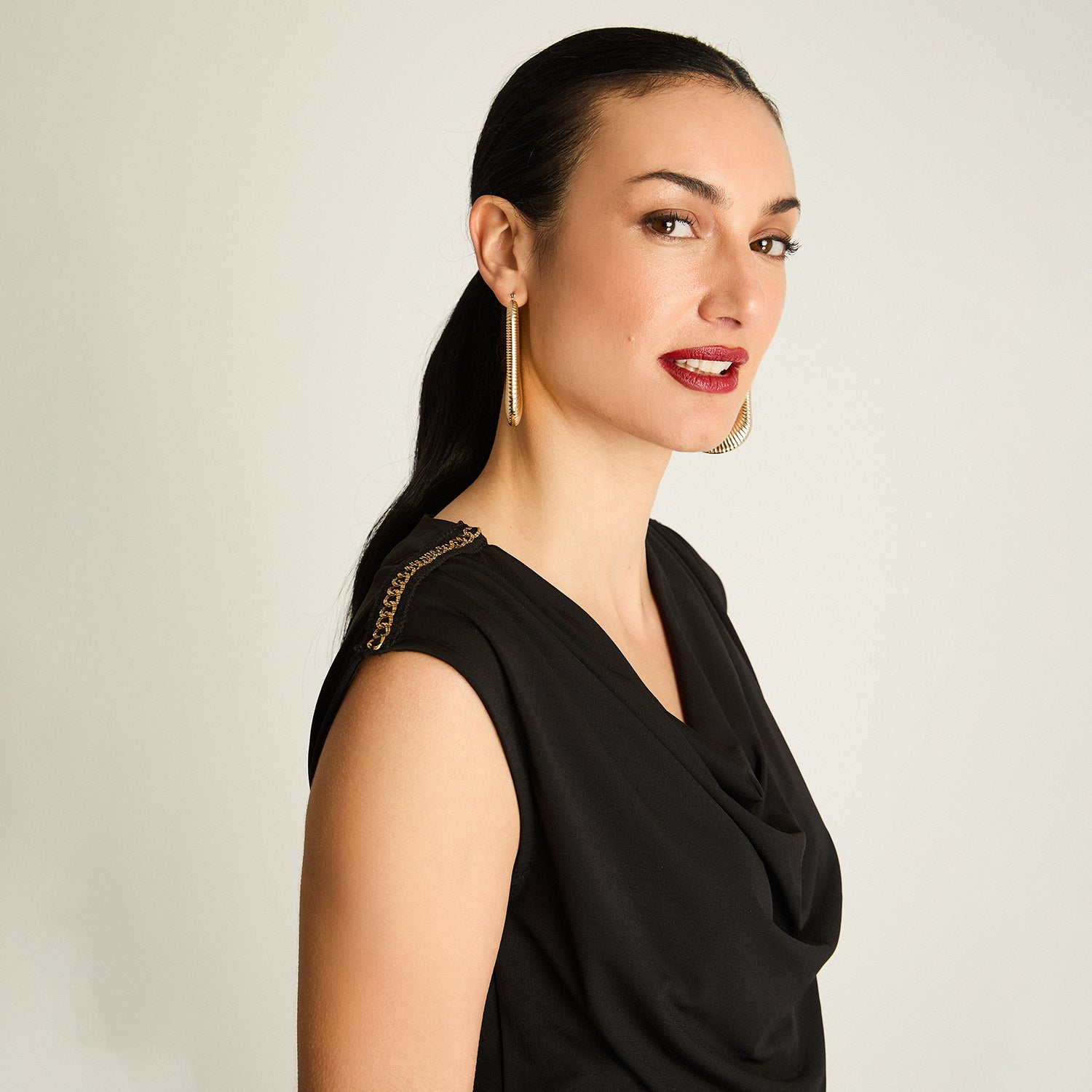 Polera Negra con Drapeado y Detalle de Brillos