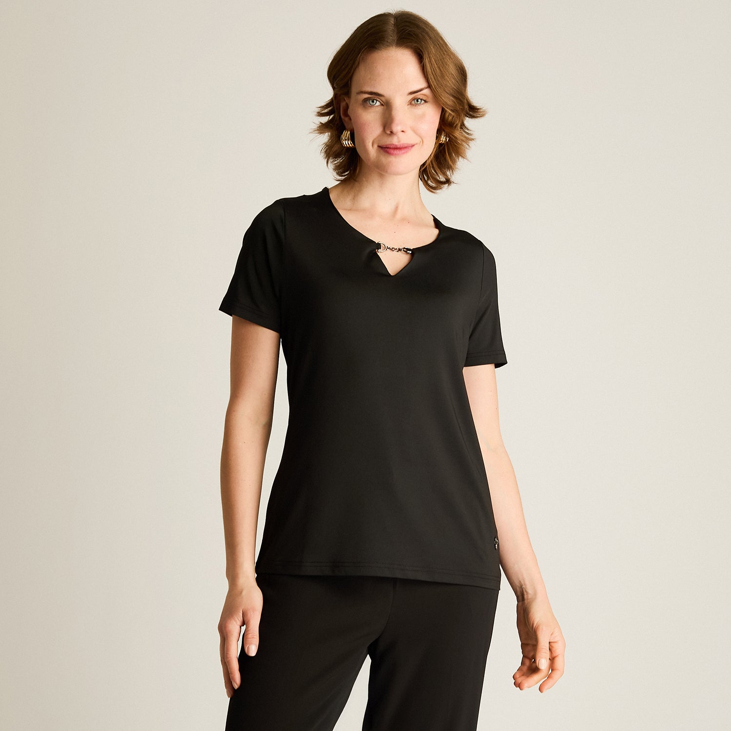 Polera Negra Cuello Abierto Manga Corta