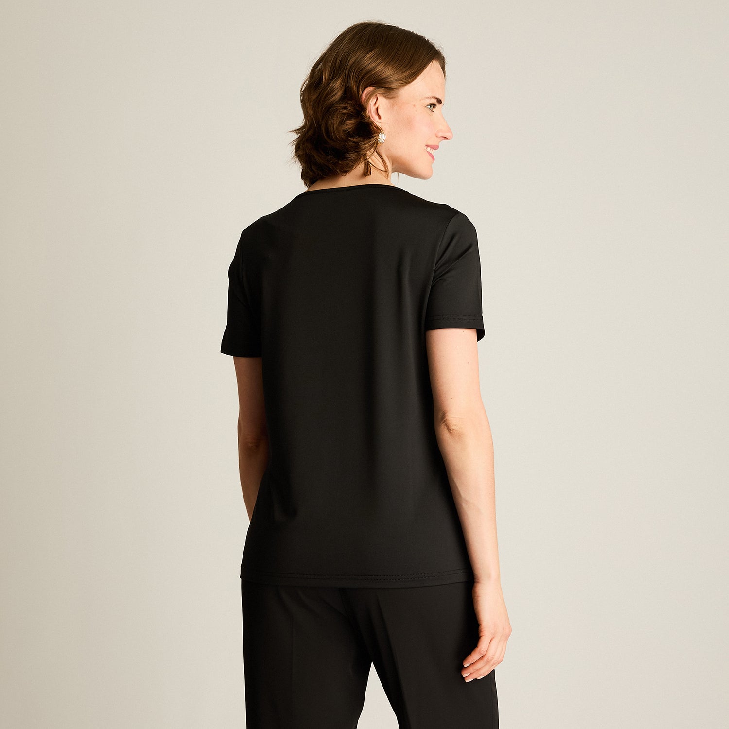 Polera Negra Cuello Abierto Manga Corta