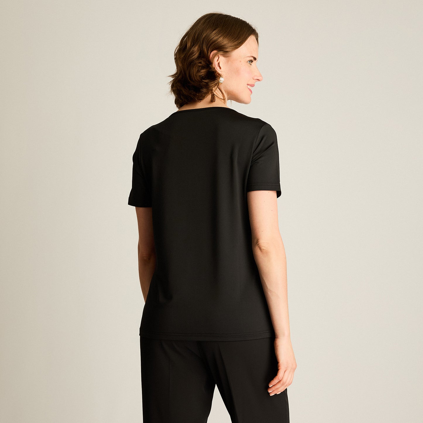 Polera Negra Cuello Abierto Manga Corta