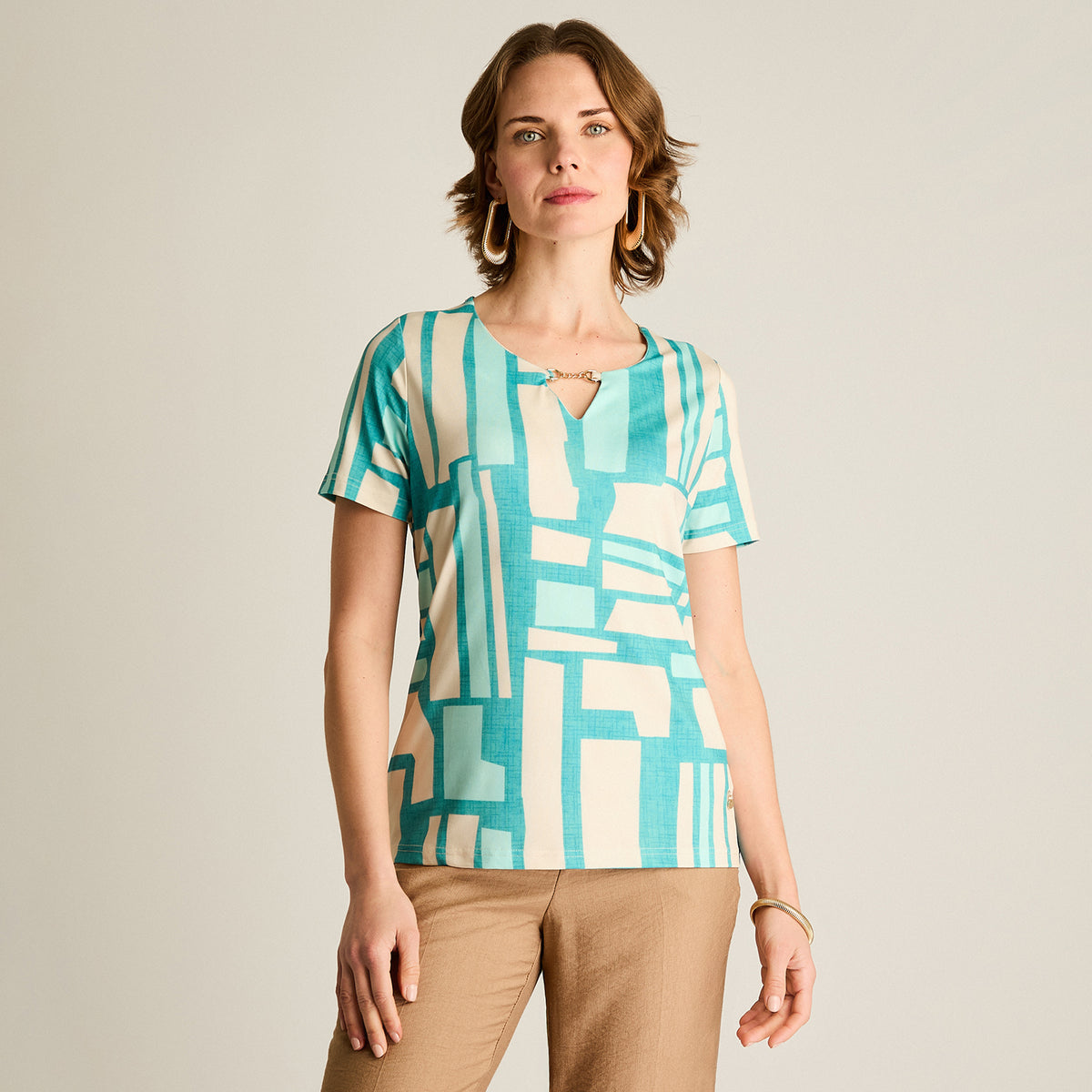 Polera Celeste Geométrica Manga Corta