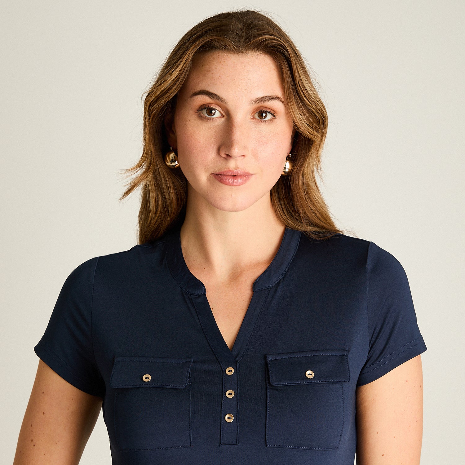 Polera Azul Bolsillos y Botones Manga Corta