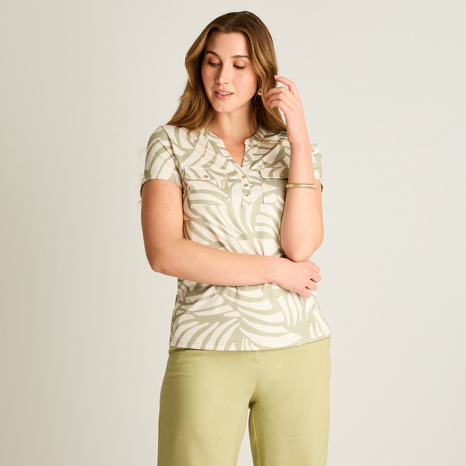 Polera Verde Estampado Hojas Manga Corta