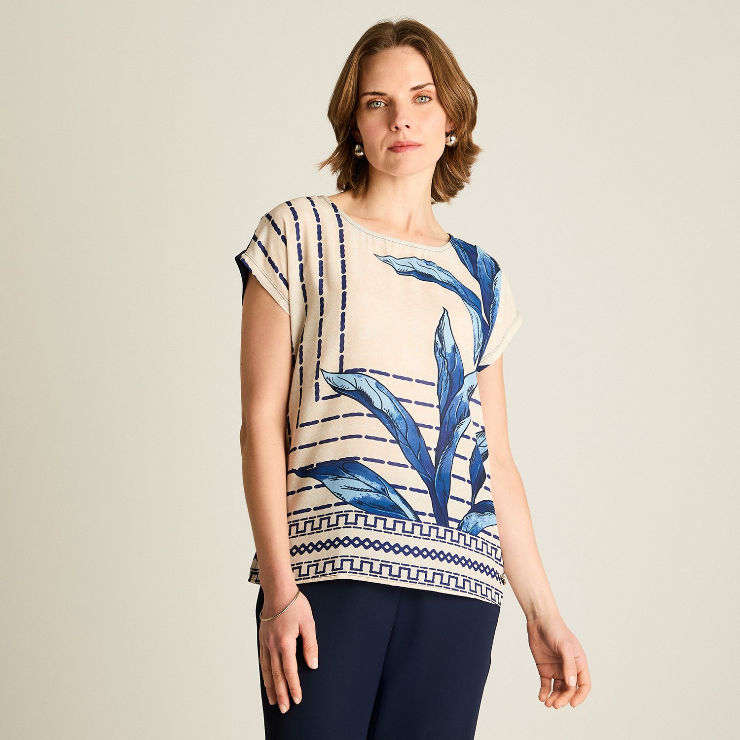 Polera Azul Estilo Geométrico con Hojas