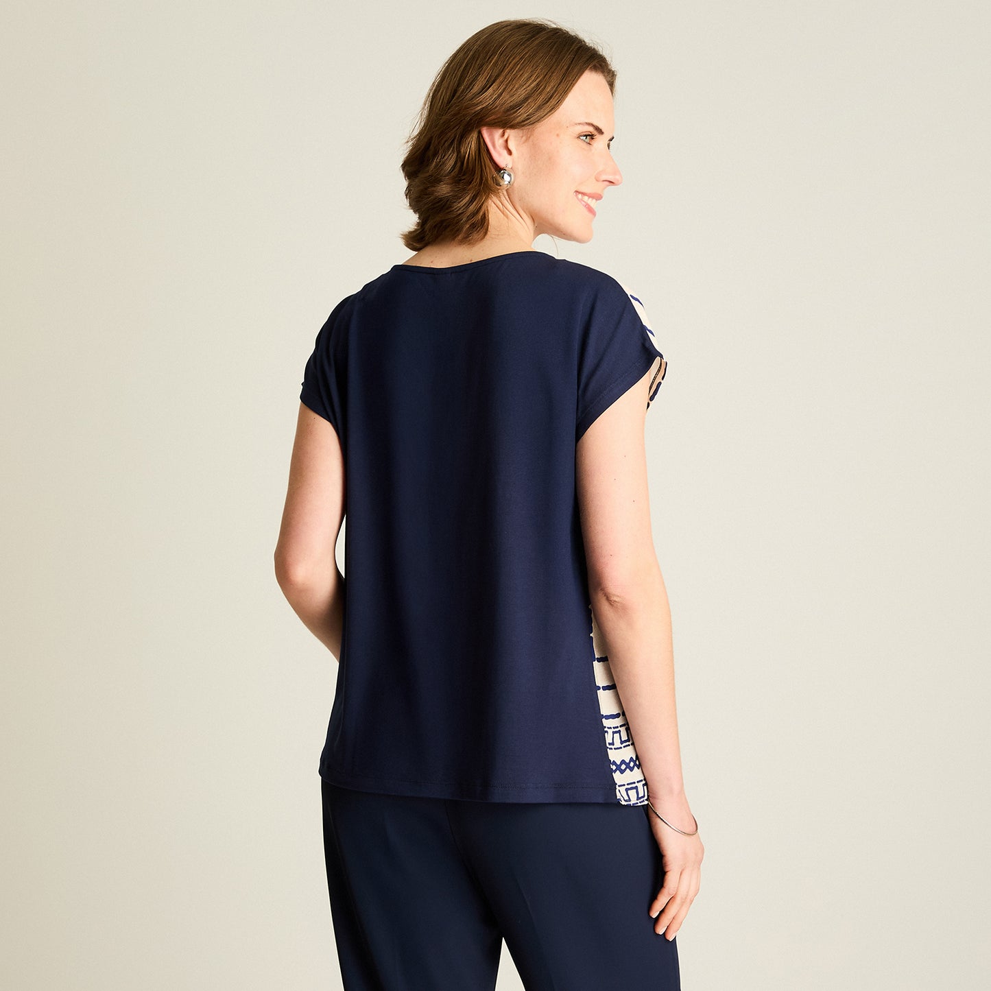 Polera Azul Estilo Geométrico con Hojas