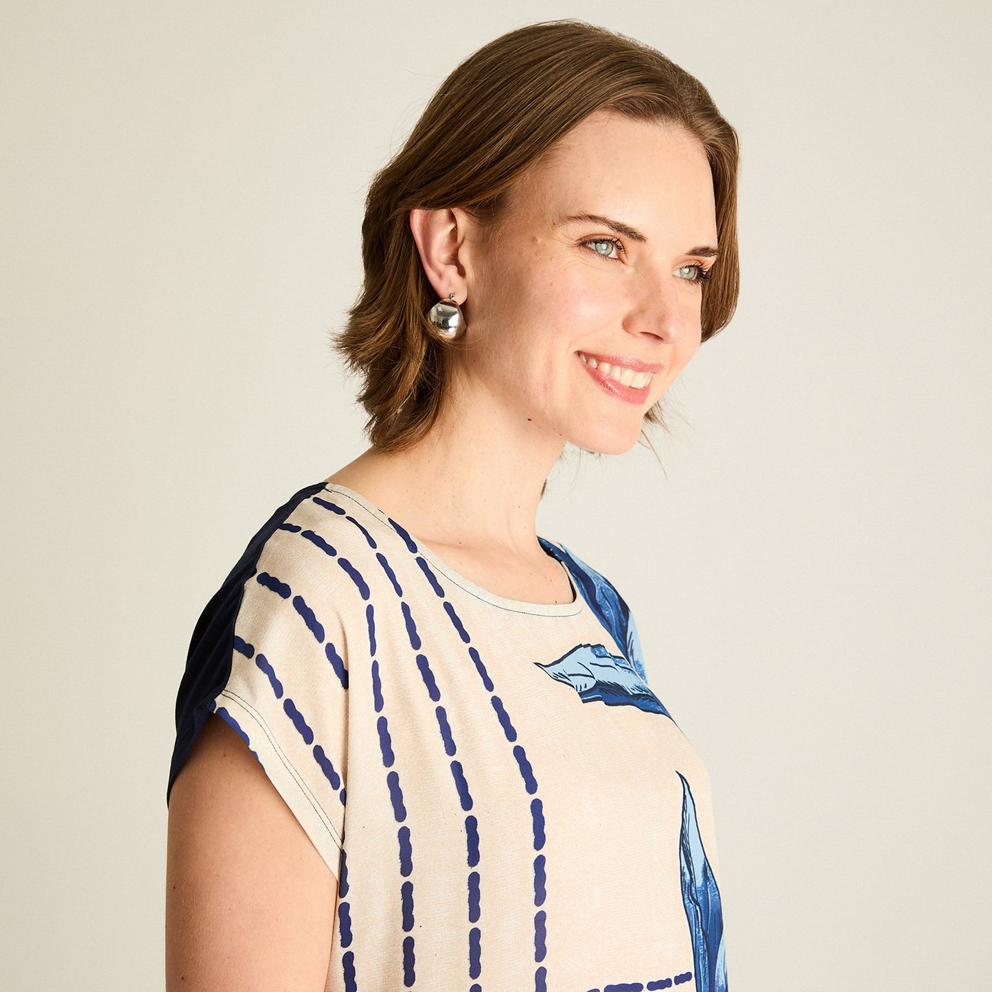 Polera Azul Estilo Geométrico con Hojas