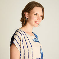 Polera Azul Estilo Geométrico con Hojas