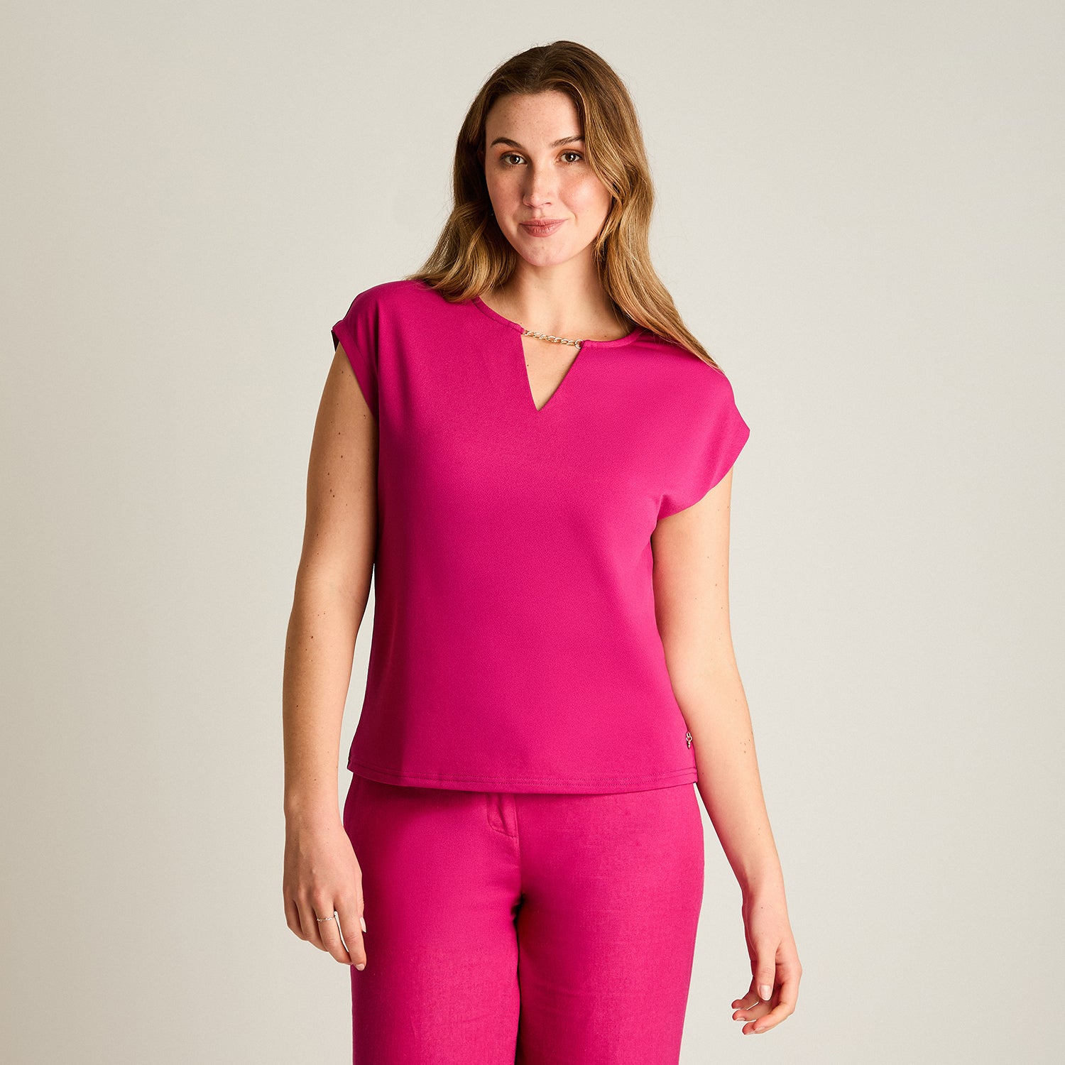 Polera Fucsia con Aplique Dorado