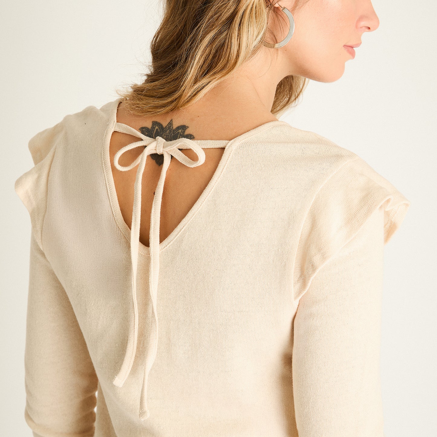 Polera Beige Manga Larga Baja elasticidad Sin Forro Calce Normal