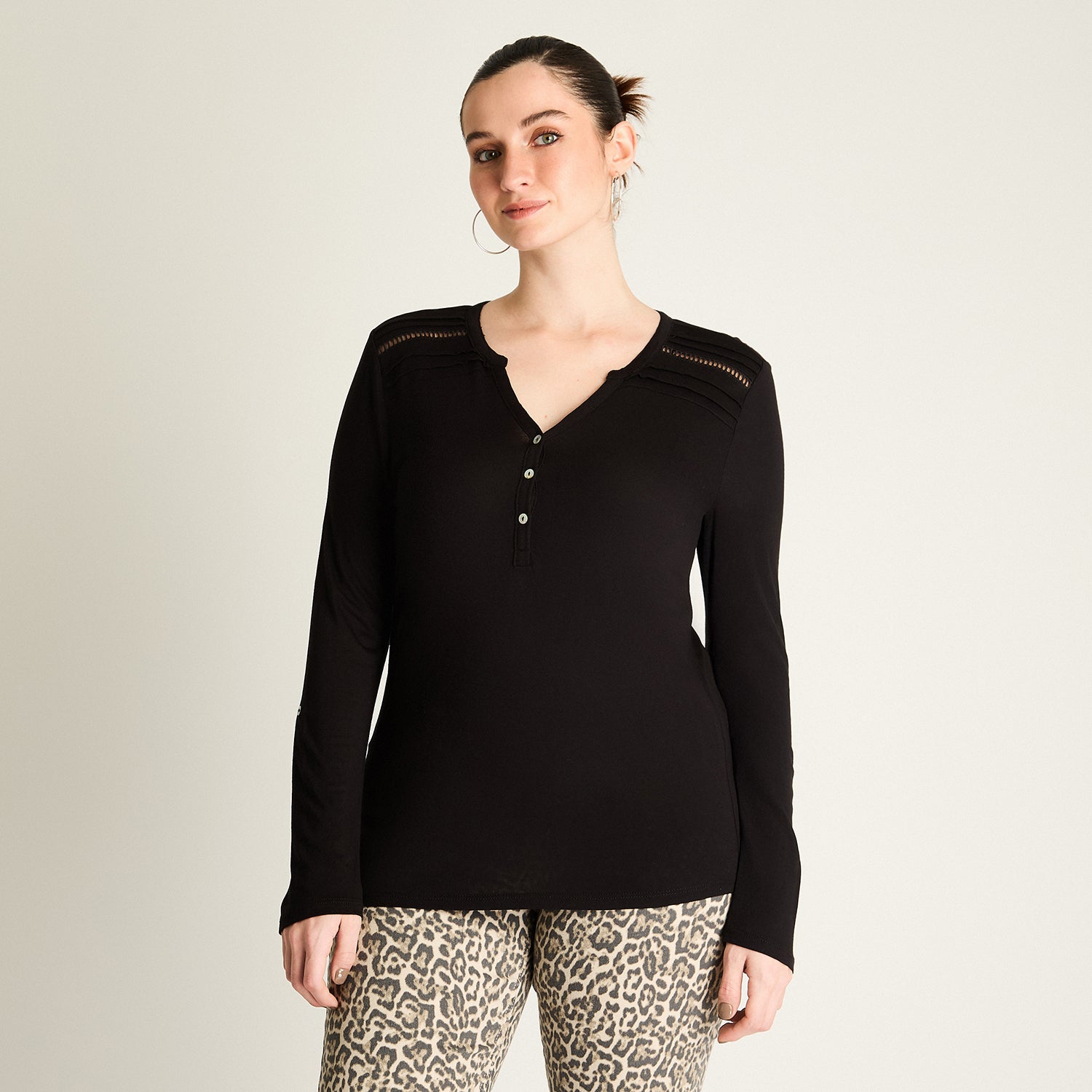 Polera Negra con Botones