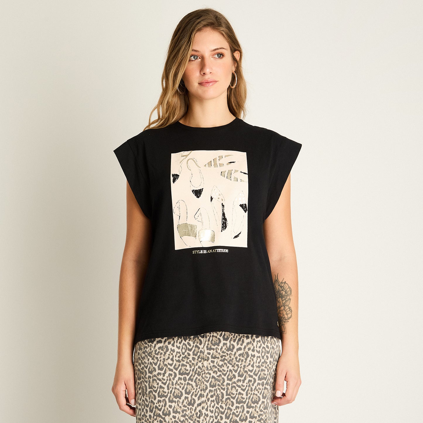 Polera Negra con Estampa Ilustrada