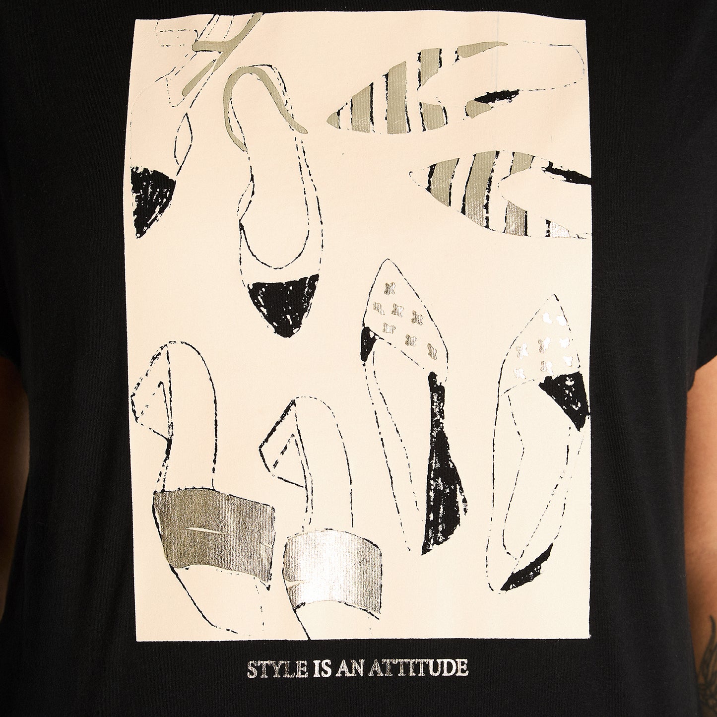 Polera Negra con Estampa Ilustrada