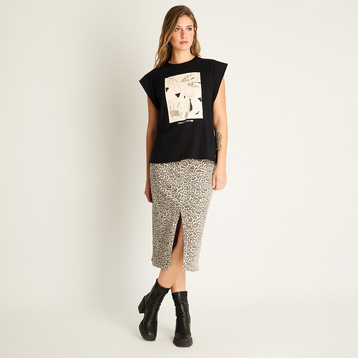 Polera Negra con Estampa Ilustrada