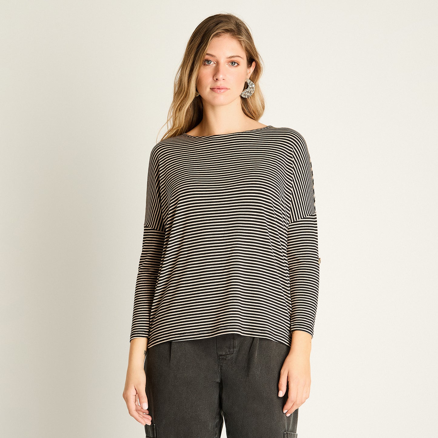 Polera Camel Manga Larga Elasticidad Media Sin Forro Calce Holgado