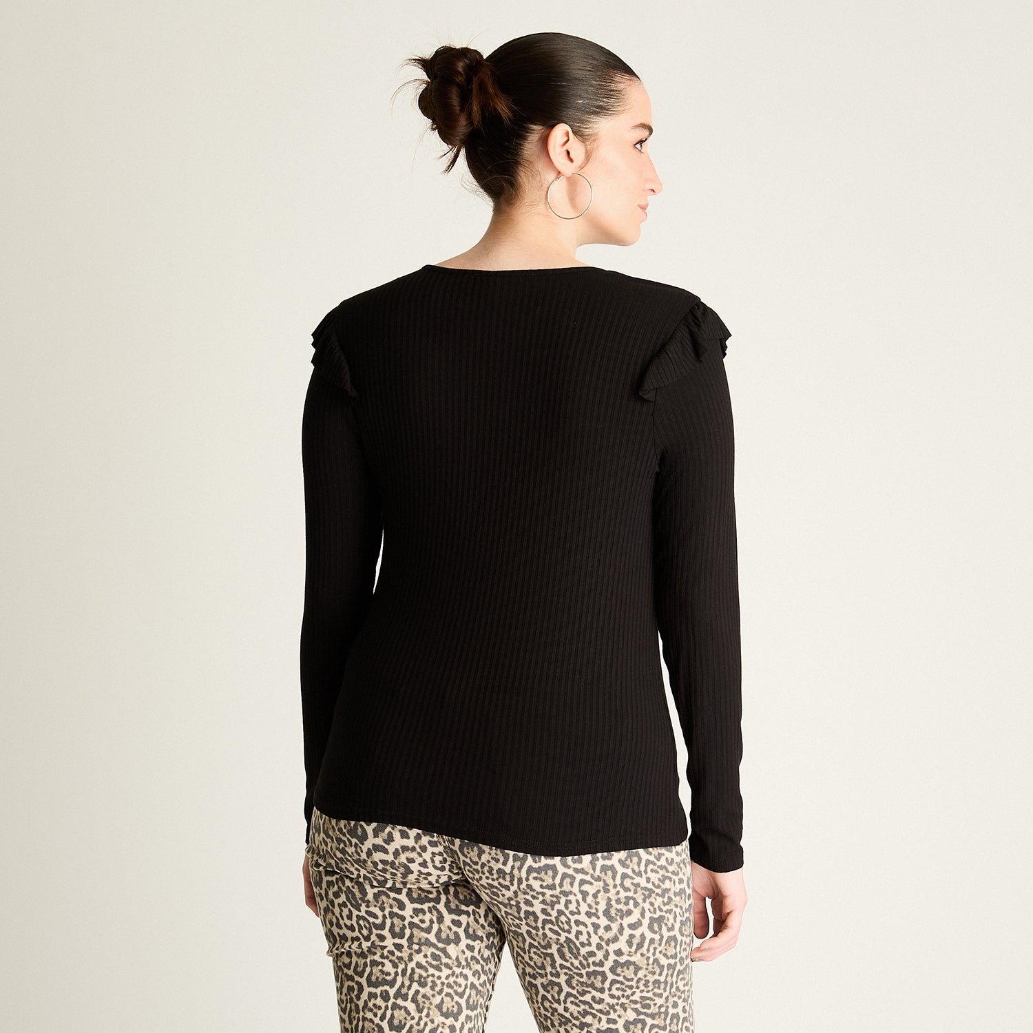 Polera Negra con Volantes