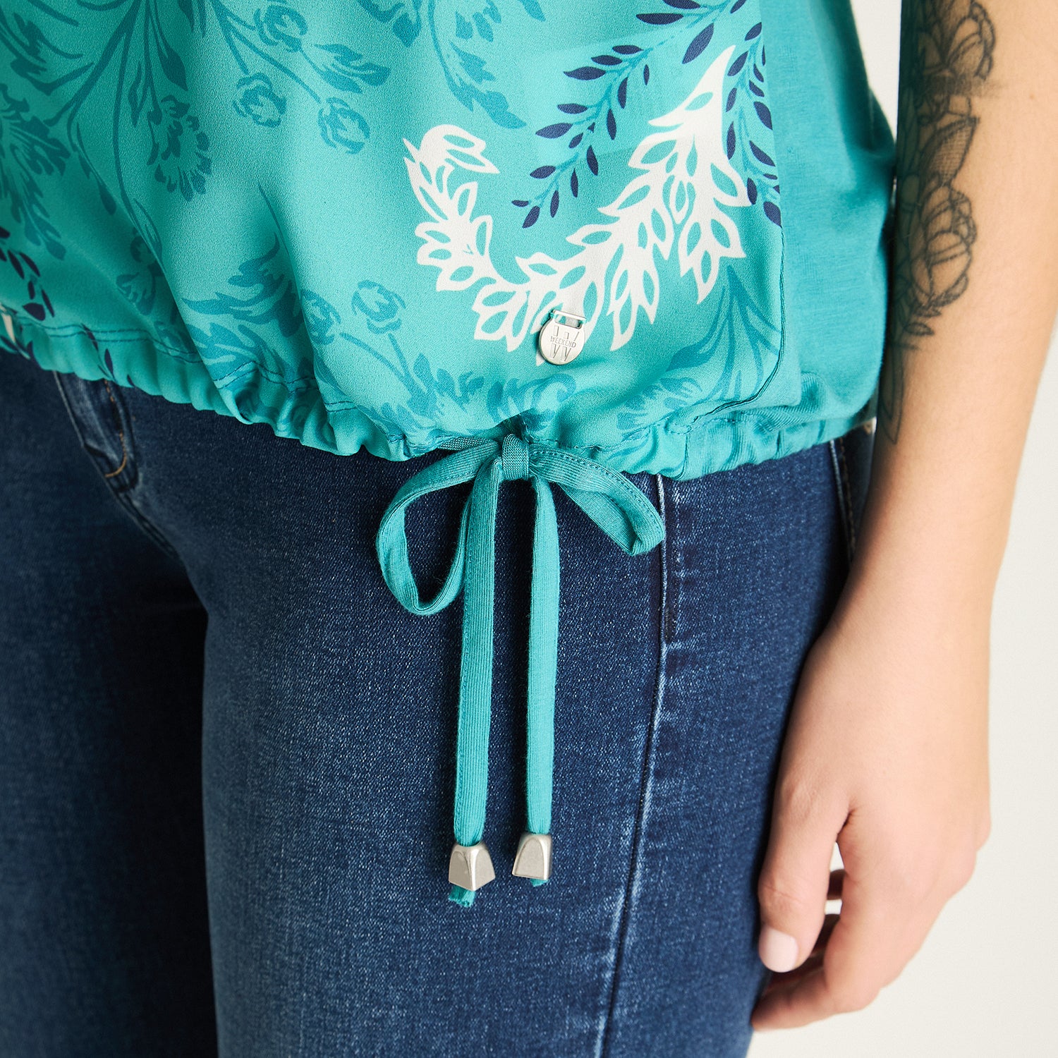 Polera Turquesa con Estampado Floral