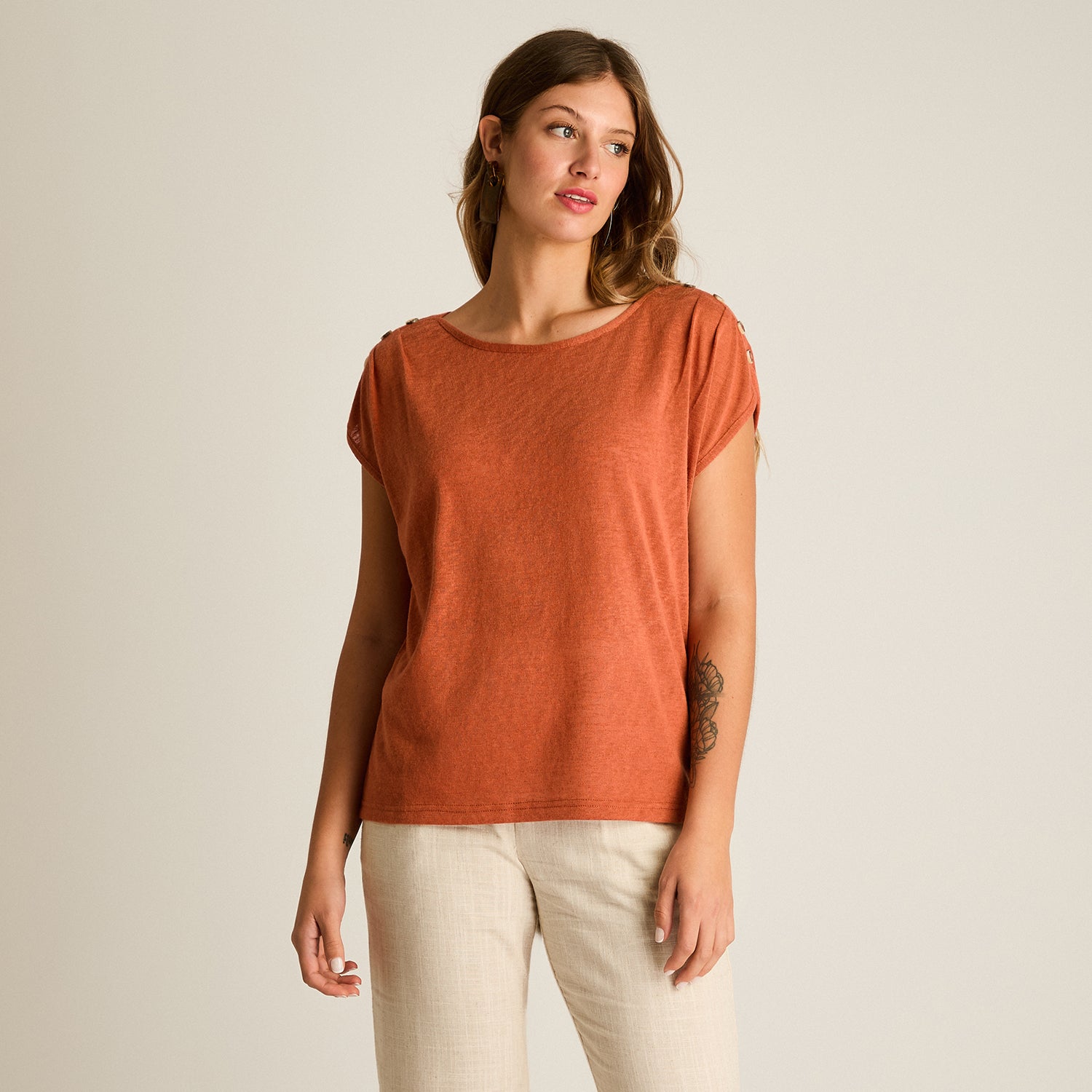 Polera Terracota Manga Corta Elasticidad Media Sin Forro Calce Holgado