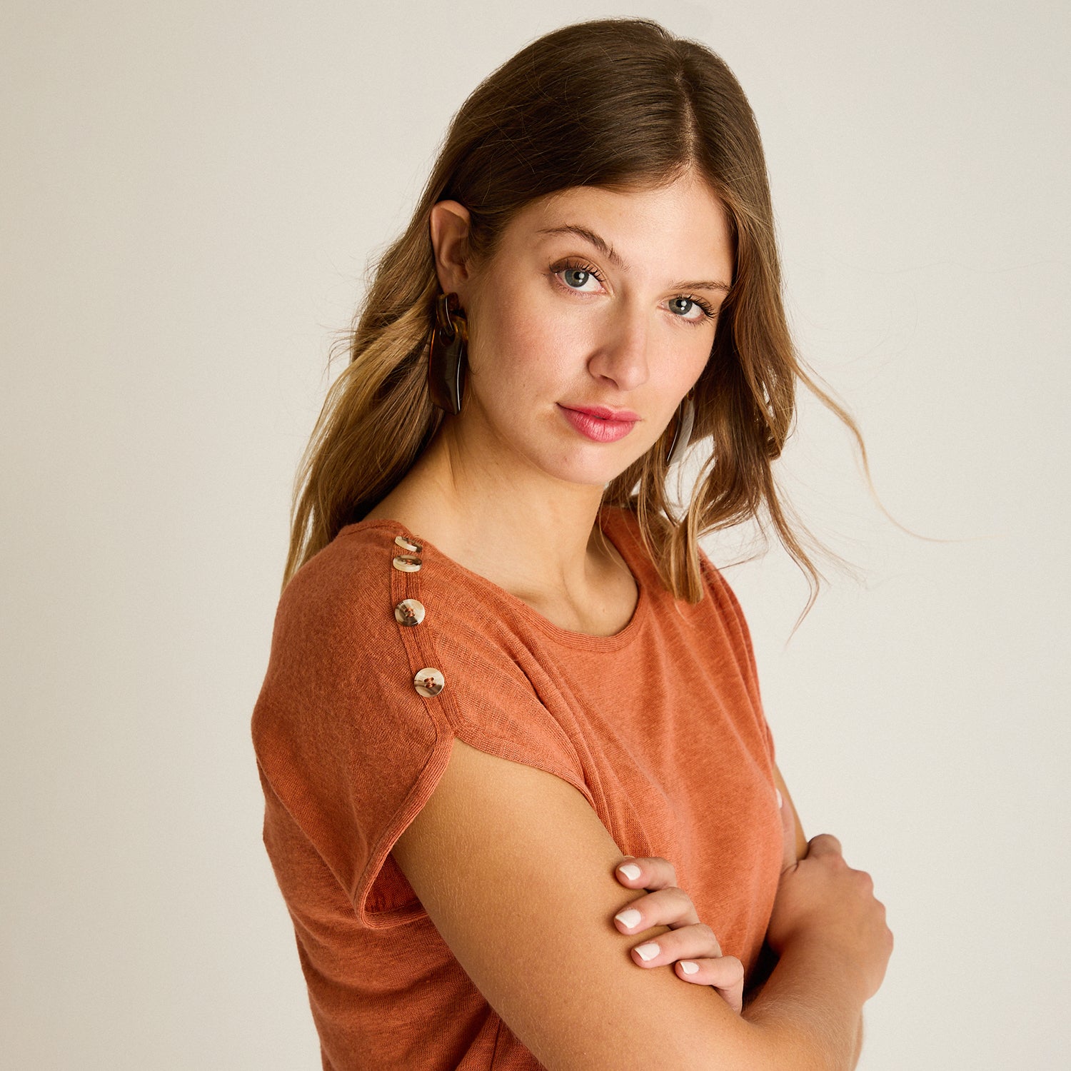 Polera Terracota Manga Corta Elasticidad Media Sin Forro Calce Holgado