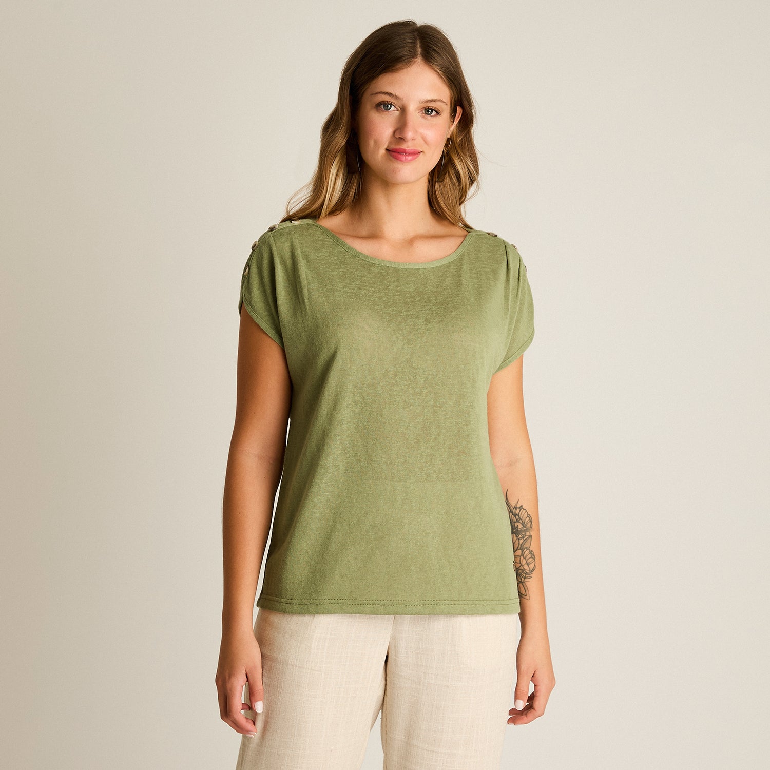 Polera Oliva Manga Corta Elasticidad Media Sin Forro Calce Holgado