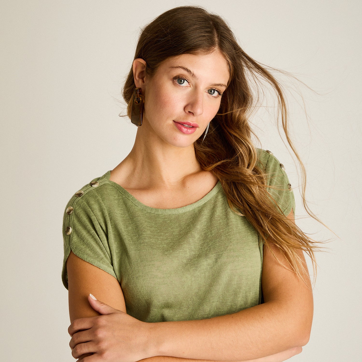 Polera Oliva Manga Corta Elasticidad Media Sin Forro Calce Holgado