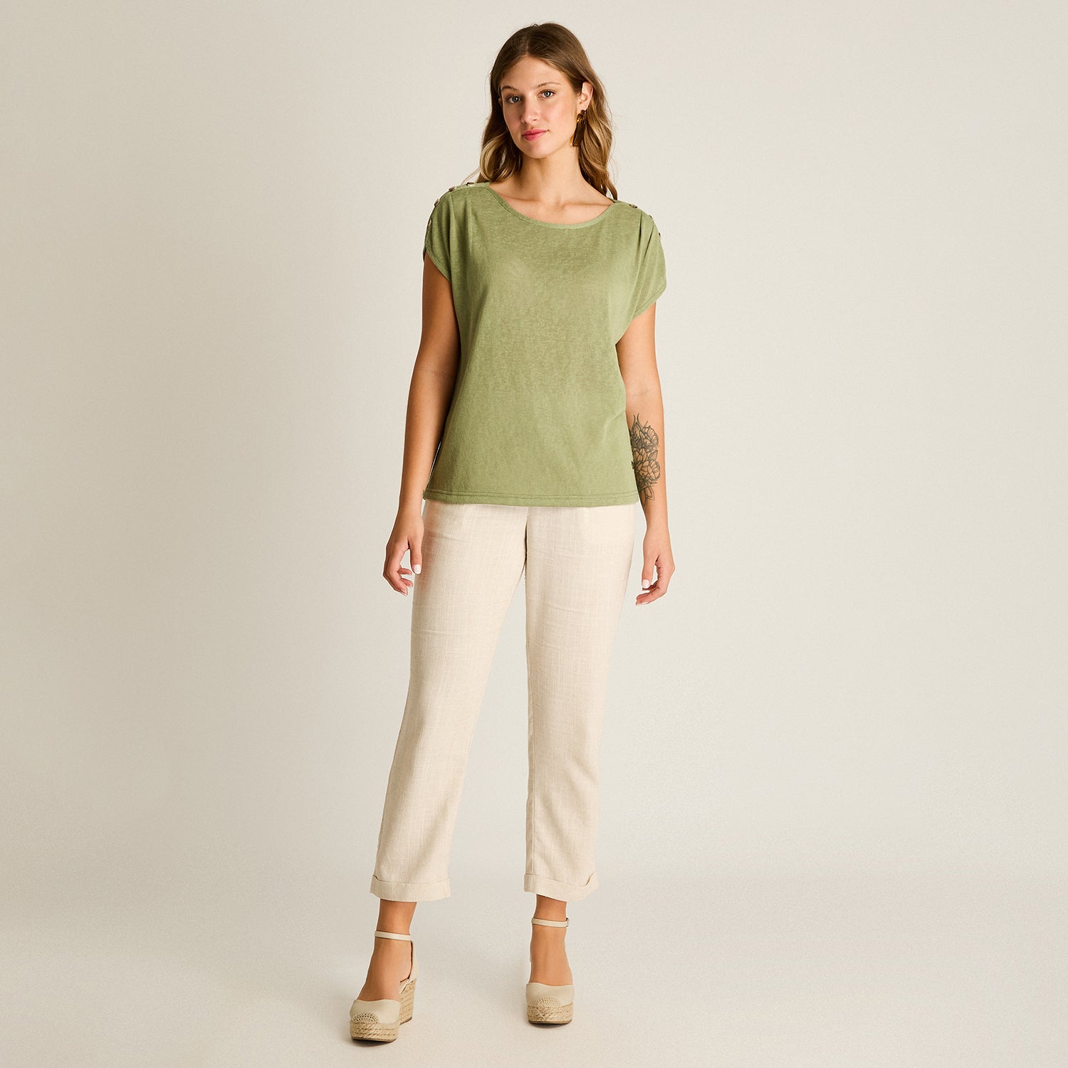 Polera Oliva Manga Corta Elasticidad Media Sin Forro Calce Holgado