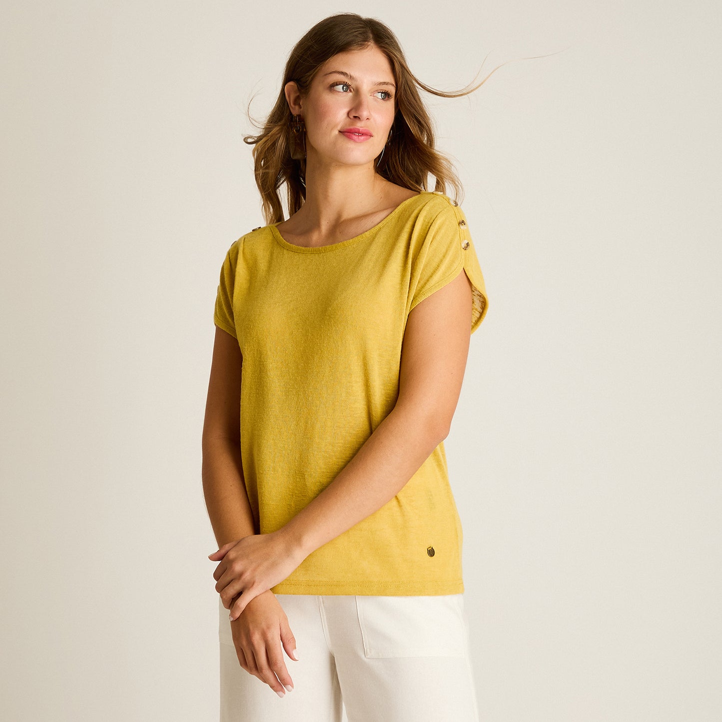 Polera Mostaza Manga Corta Elasticidad Media Sin Forro Calce Holgado