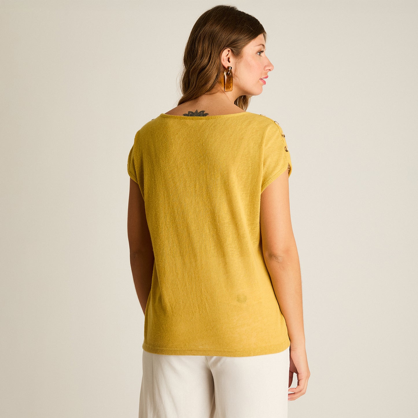 Polera Mostaza Manga Corta Elasticidad Media Sin Forro Calce Holgado