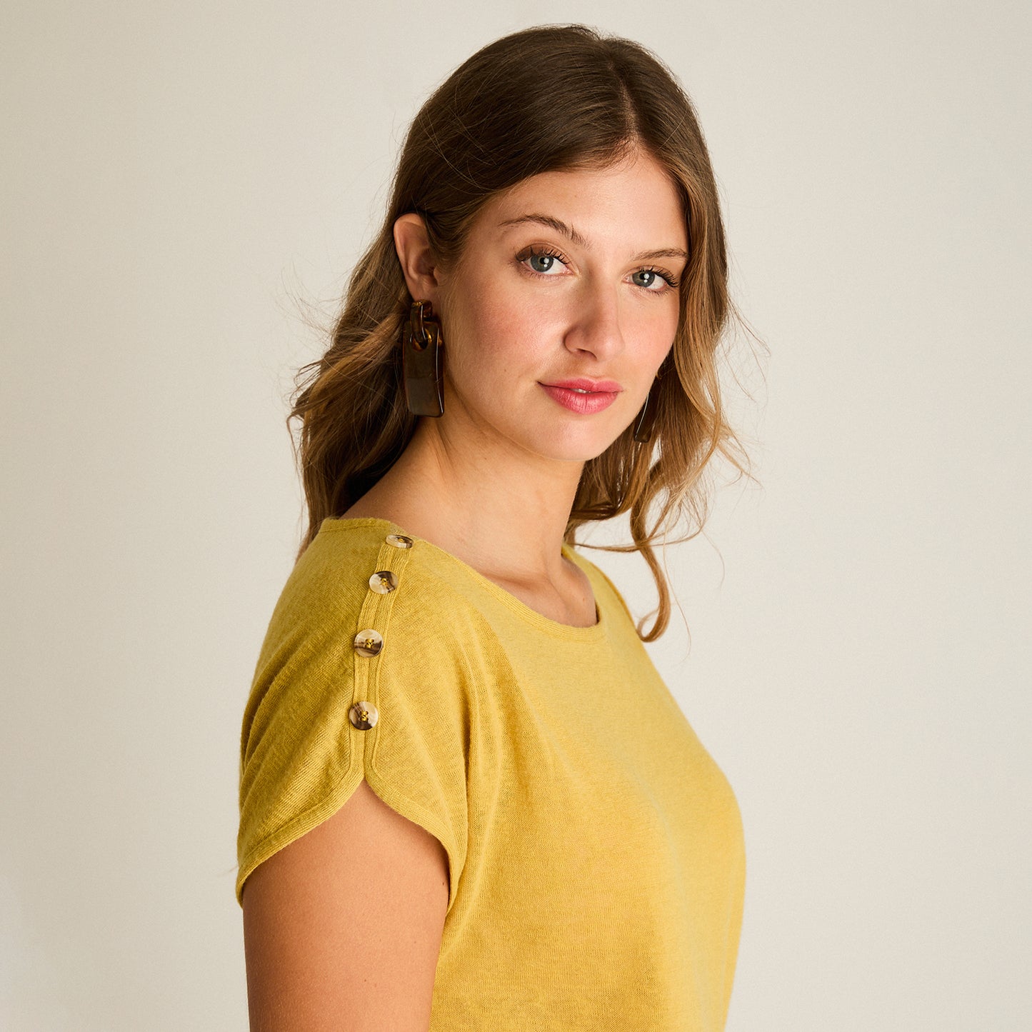 Polera Mostaza Manga Corta Elasticidad Media Sin Forro Calce Holgado