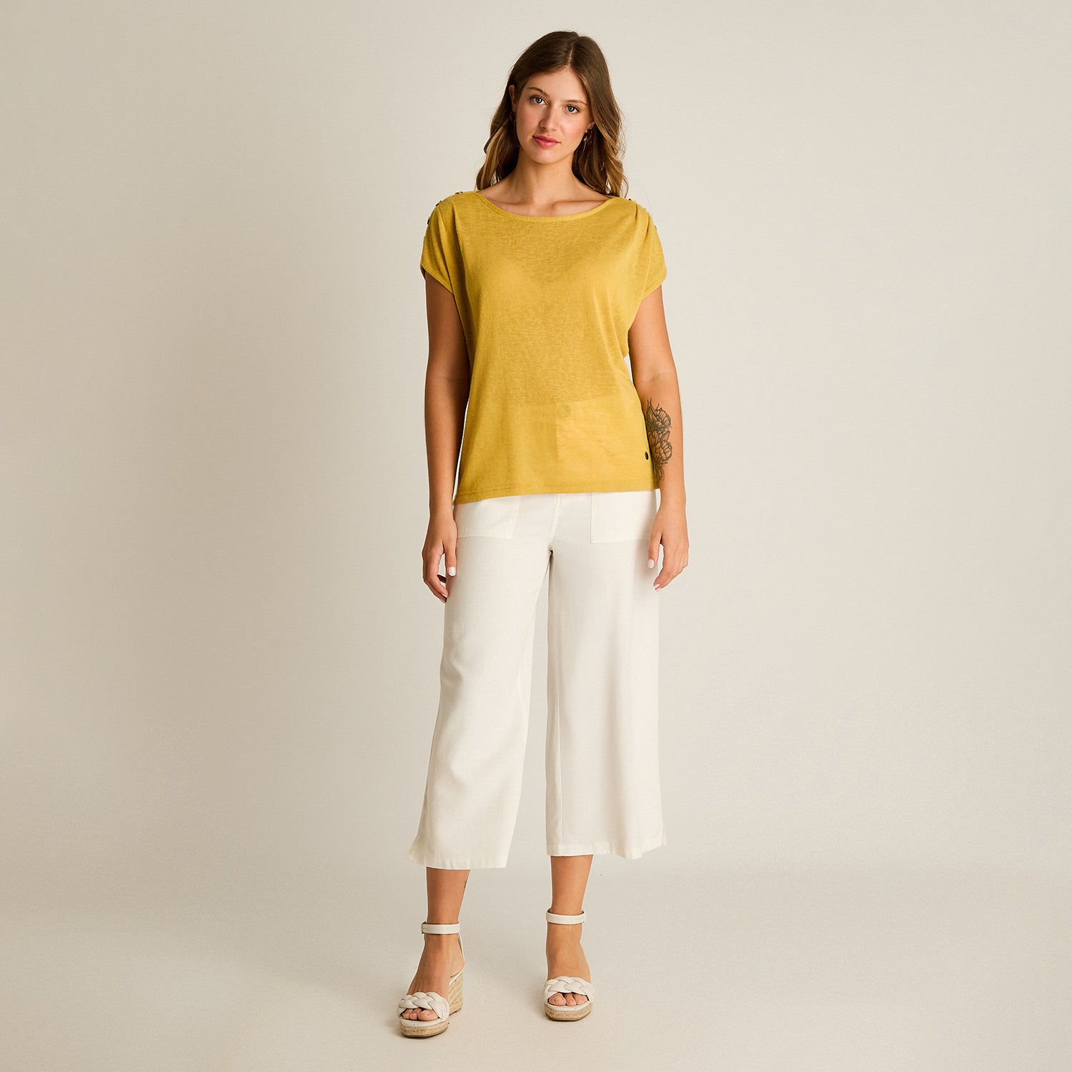 Polera Mostaza Manga Corta Elasticidad Media Sin Forro Calce Holgado